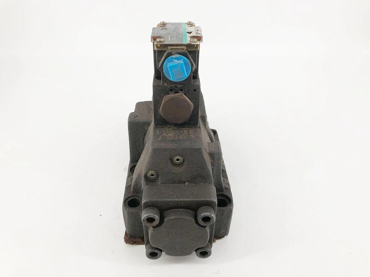 New Double A QJ-8-T0-10B1 Directional Valve w/ QJ-3-C-10D1 02-134484 - No Box