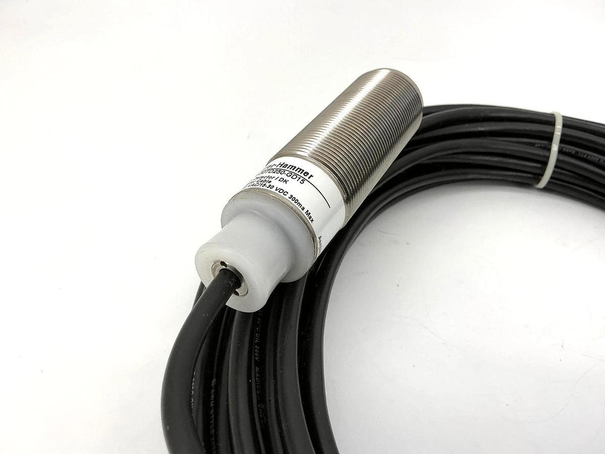 New Eaton Cutler-Hammer E58-30TD250-GD15 Ser A1 Photoelectric Sensor 132V No Box