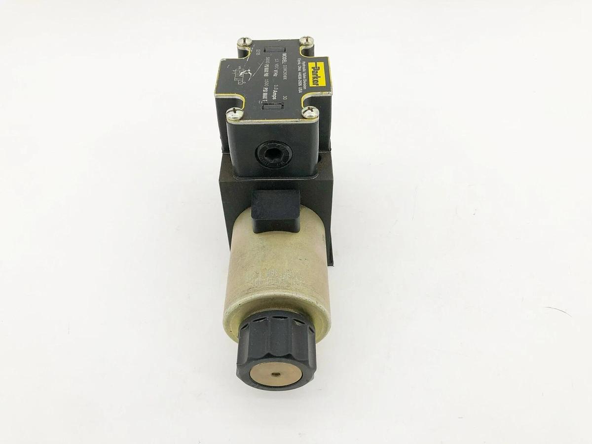 New Parker D3W2KNKK Directional Control Valve 12VDC 3A 5000psi Max