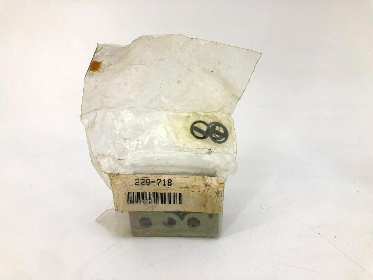 Lot of 2 New Numatics 229-718 Manifold Blocks 1/8" NPTF, Side/Bottom Ports