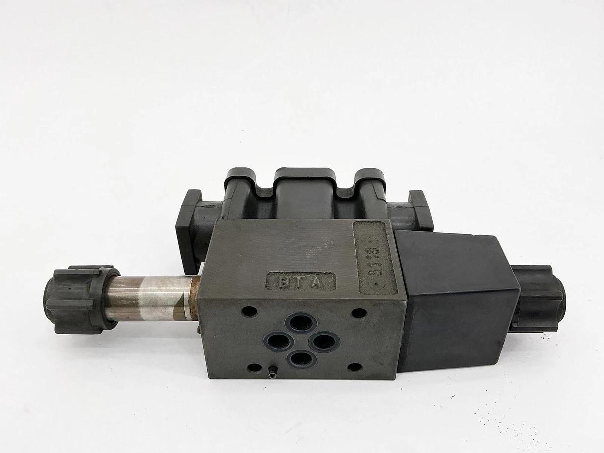 Used Parker D1VHW004CNYCF Solenoid Valve 110/120V 50/60Hz 1500PSI - Missing Coil