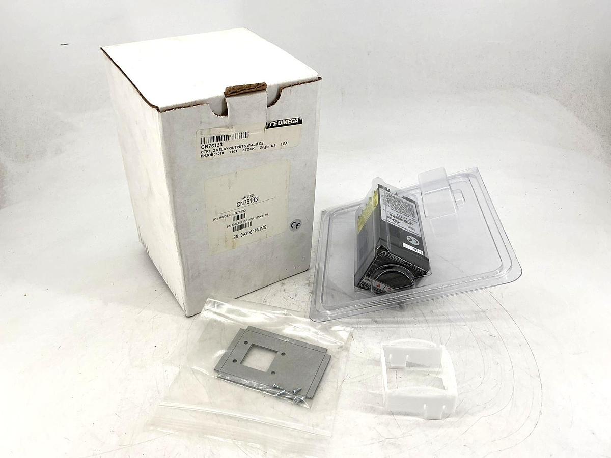New Omega Engineering CN76133 Auto Tune Temperature Controller 100-240VAC
