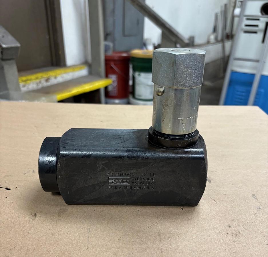 New Parker Hannifin D63W8C1Y Hydraulic Directional Control Valve 110V