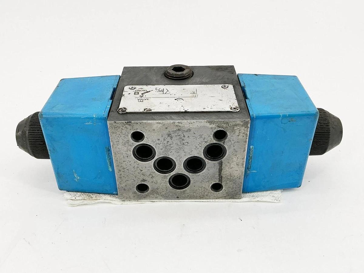 Used Vickers DG4S4-012C-U-B-60 Solenoid Valve 3600PSI 120V 879237