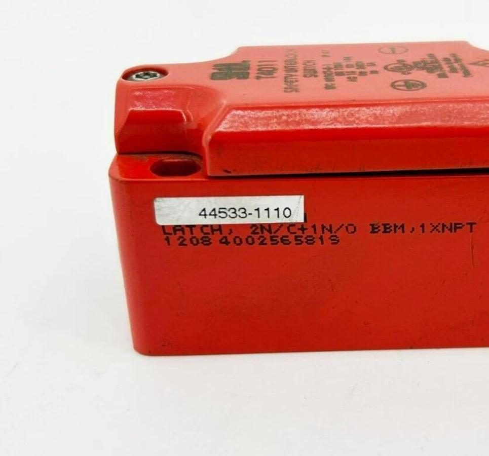 Used Omron Sti T4011-L021SN Safety Interlock Switch, 2NC/2NO 1/2NPT, 44533-1110