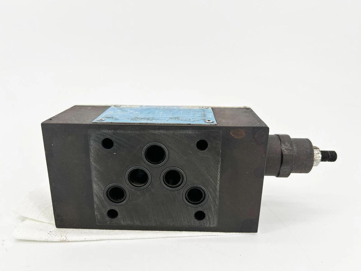 New Vickers DGMFN-5-X-P2W-30 Flow Control Valve 4570 PSI 315Bar 867338 - No Box