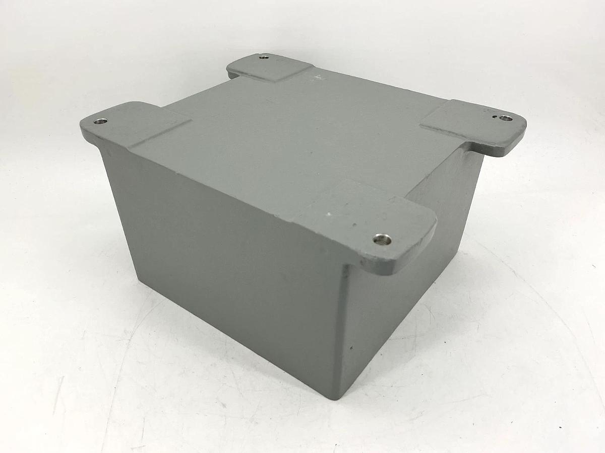 New Meltric 796C6N25 Junction Box 6-1/2" - Body Only (Missing Angle Adapter)