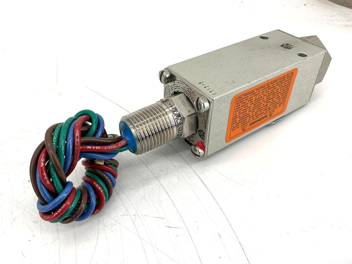 New Custom Control Sensors 6900GE16 Pressure Switch 4-Wire 12-150PSIG 120/250V