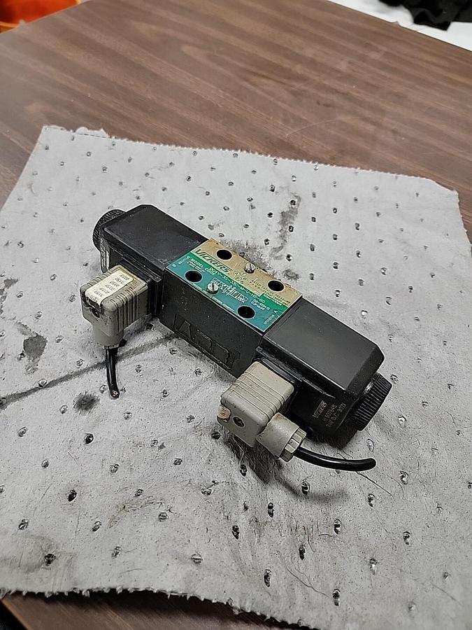 Used Vickers DG4V-3-0B-M-U-H7-60 Directional Control Valve 24VDC 859160