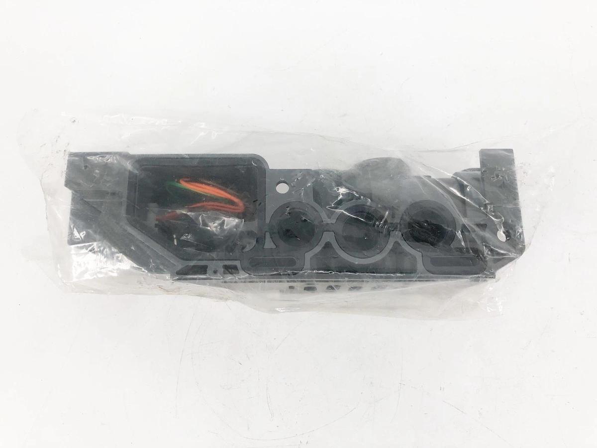 New Numatics 239-648 Manifold Block 1/2" NPT S/B Plug-In Ports