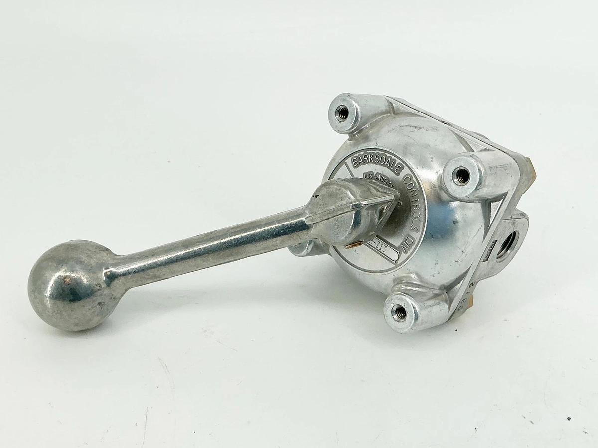 New Barksdale Controls 9001-M-Z13 Directional Control Valve 3 Position - No Box