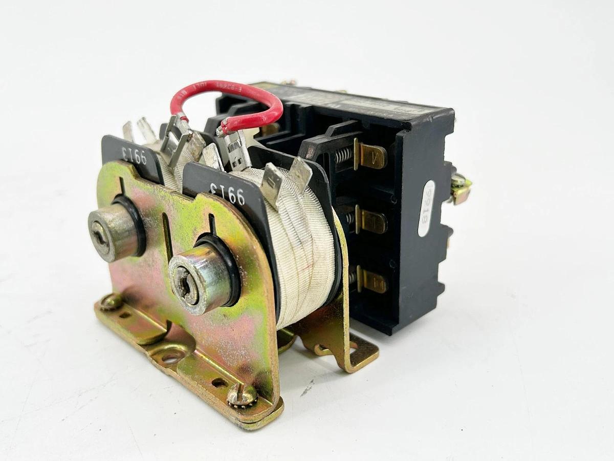 Used Square D 8965RO12V02 Hoist Contactor 575V 3PH 110/120V Coil 50/60Hz