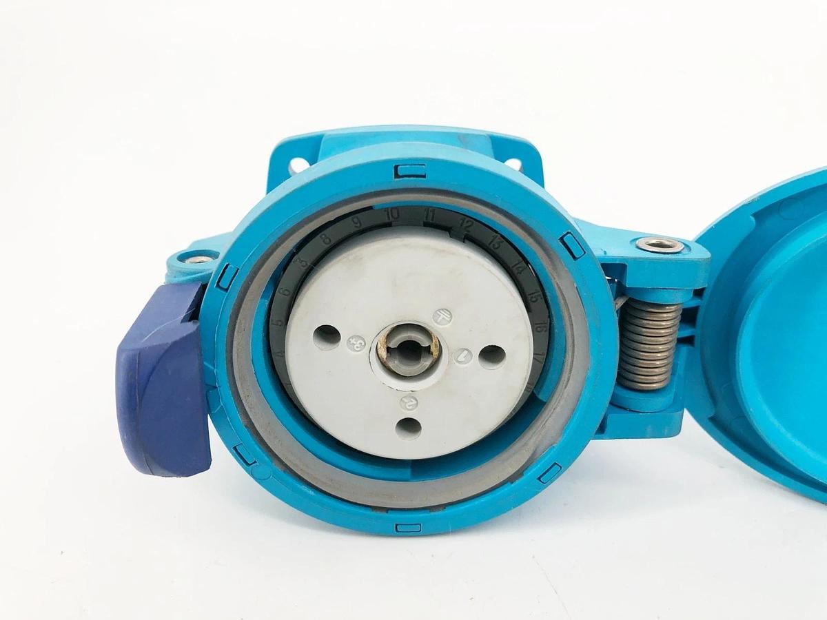New Meltric 63-34043 Switch Rated Receptacle DSN30 480V 30A - No Box