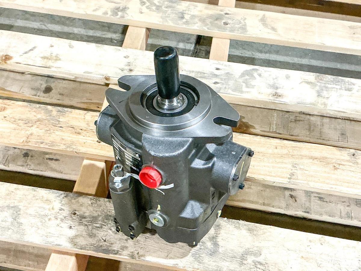 New Parker PVP3320R21 Hydraulic Pump 2000PSI CW Rotation 33 CC/Rev - No Box