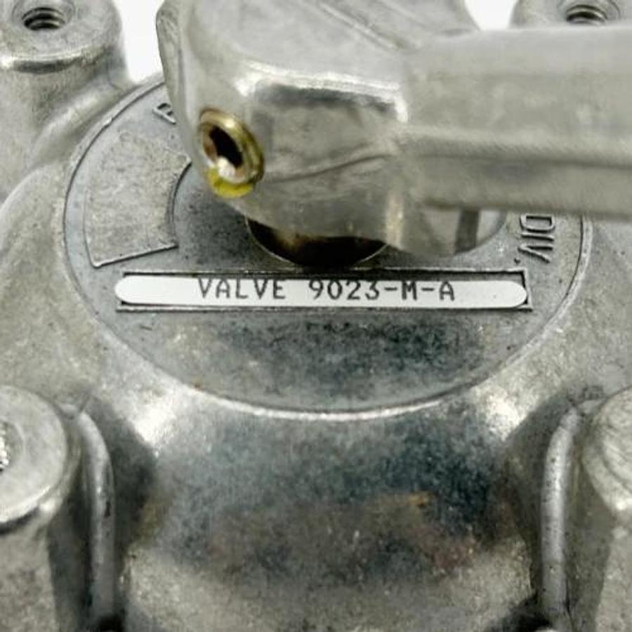 New Barksdale 9023-M-A Pneumatic Directional Control Valve 1/2" - No Box
