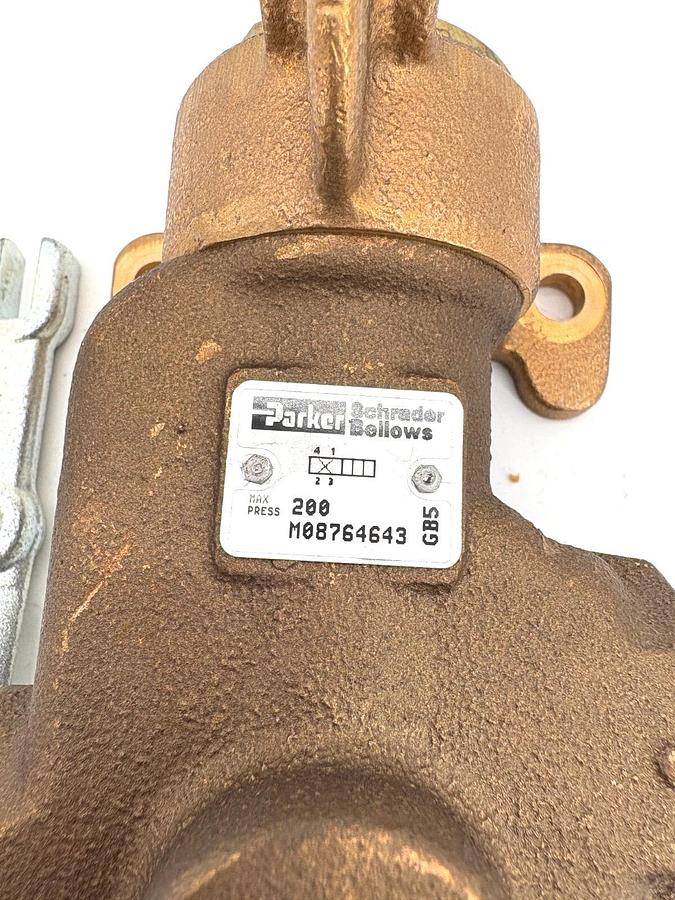New Parker M08764643 Manual Directional Control Valve 4W2P - No Box