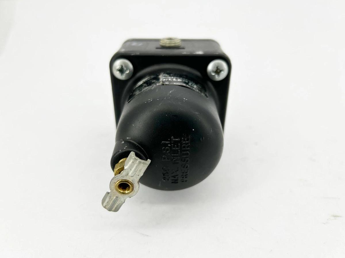 New Fairchild 61232 Pressure Regulator Model 61 1/4" 250 psig Max - No Box