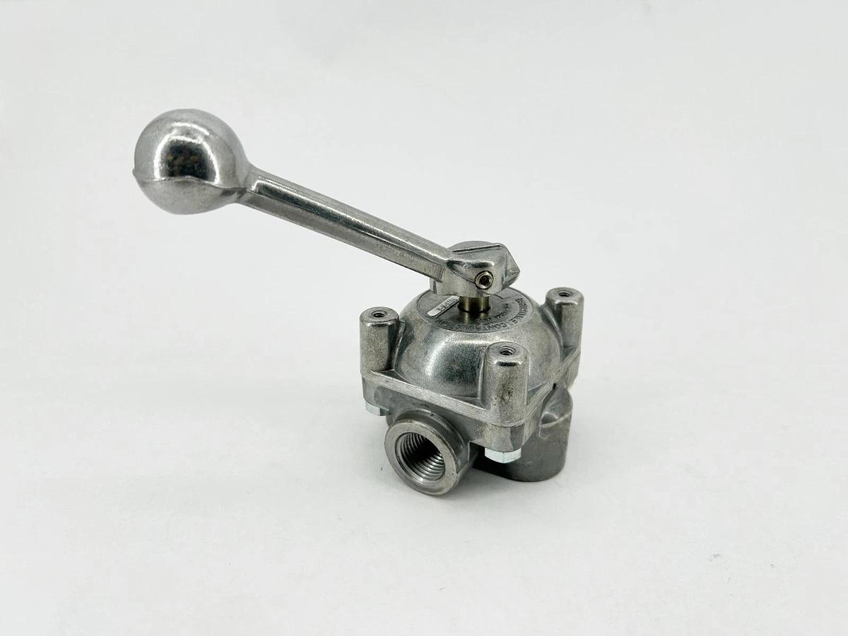 New Barksdale 9023-M-A Pneumatic Directional Control Valve 1/2" - No Box