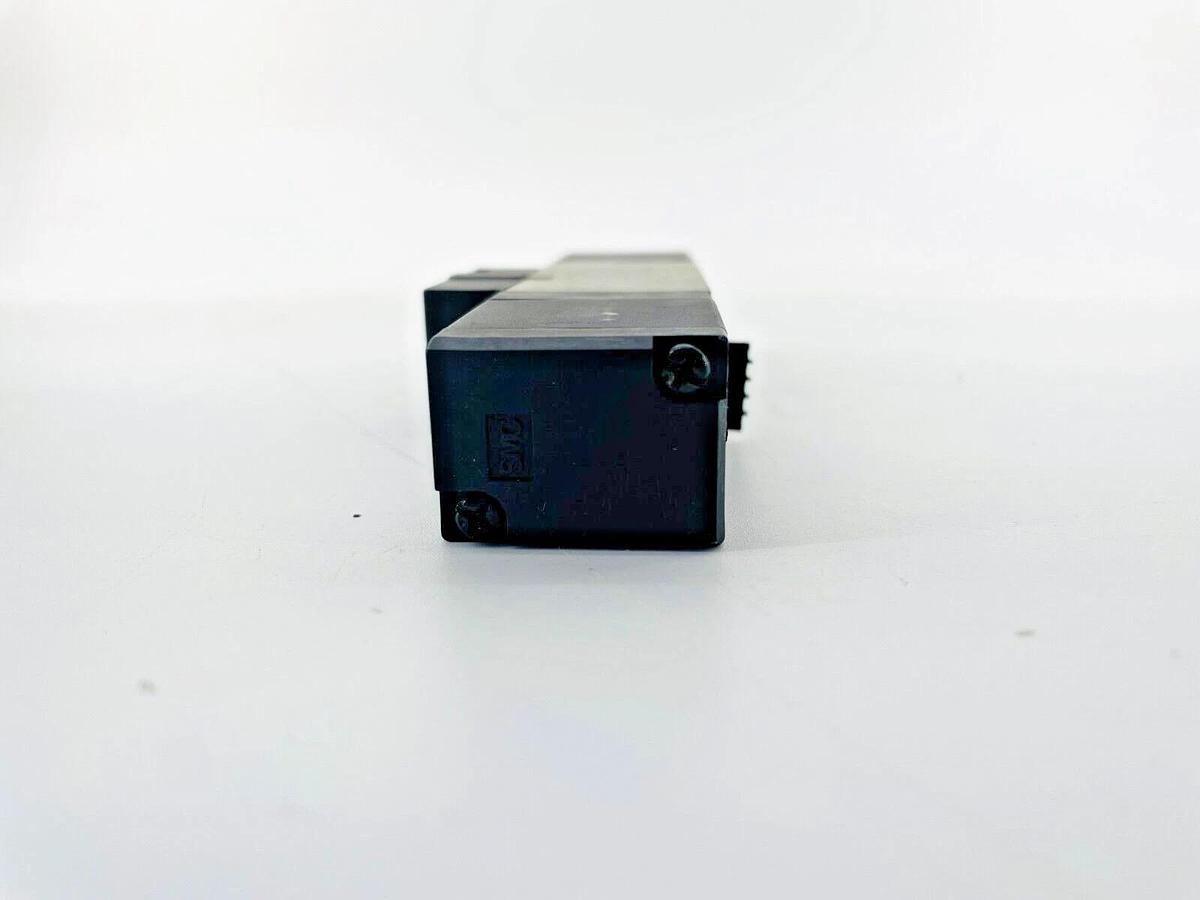 Used SMC VFS2200-5FZ Pneumatic Solenoid Valve 26V DC21-26V