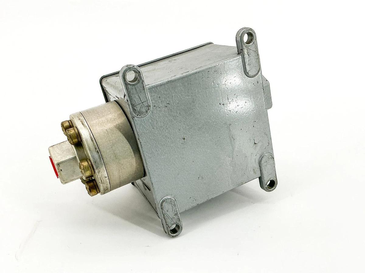 New Custom Control Sensors Inc 604G11 Pressure Switch 4500PSIG 480VAC - No Box