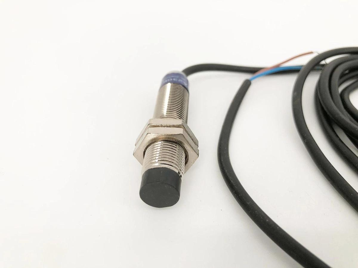 New Telemecanique XS2M12MA230K Proximity Sensor 24-264V 4-Pin - No Box