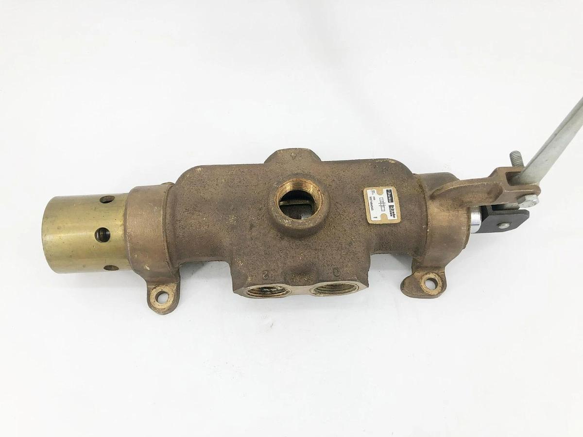Used Parker M07484943 Manually Operated Directional Control Valve 200psig 1" NPT