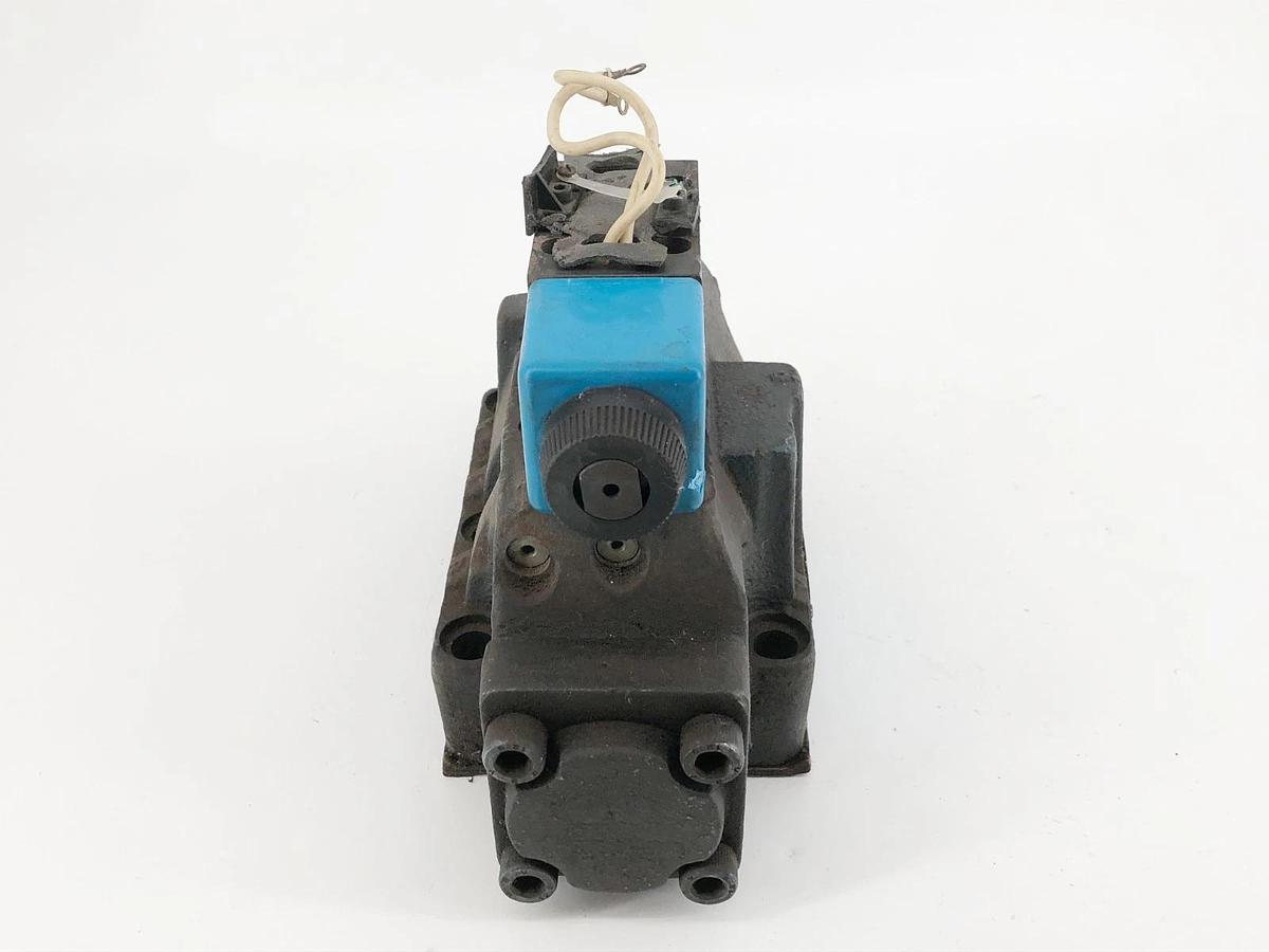 Used Vickers DG5S-8-2A-M-FW-B5-30 Solenoid Valve w/ DG4V-3S-2A-M-FW-B5-60 02-126461