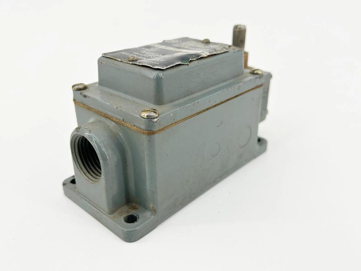 Used Allen Bradley 802T-R1TD Limit Switch 3A 120V W/Time Delay Spring Return