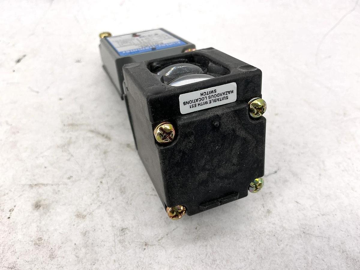 New Eaton Cutler-Hammer E51DEL Photoelectric Thru-beam Source Head & Body 120VAC