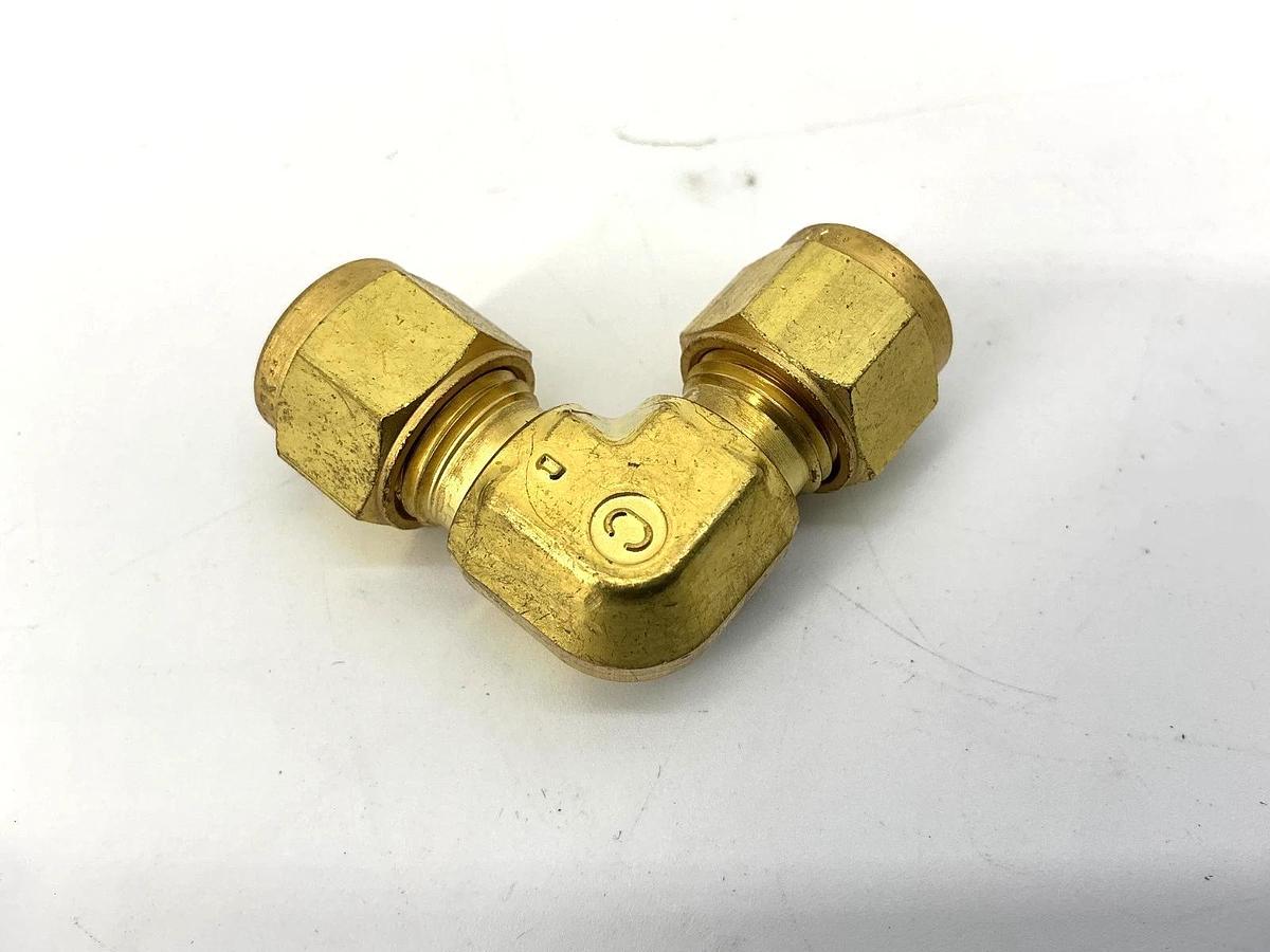Bag of 8 New Swagelok B-8M0-9 Brass Tube Fitting Union Elbow 8mm Tube OD