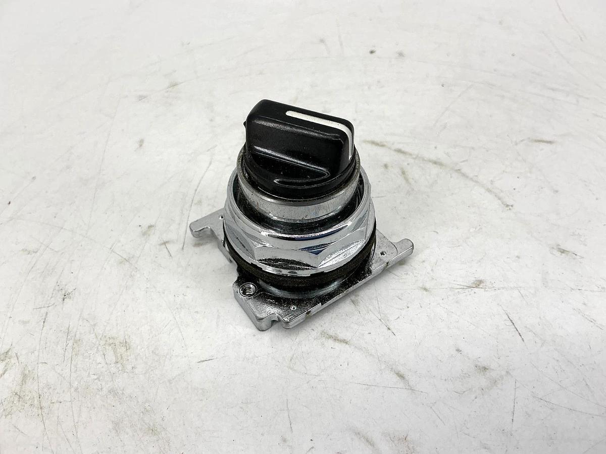 New Cutler-Hammer 10250T1333 Ser A3 Selector Switch 3-Position Spring Return
