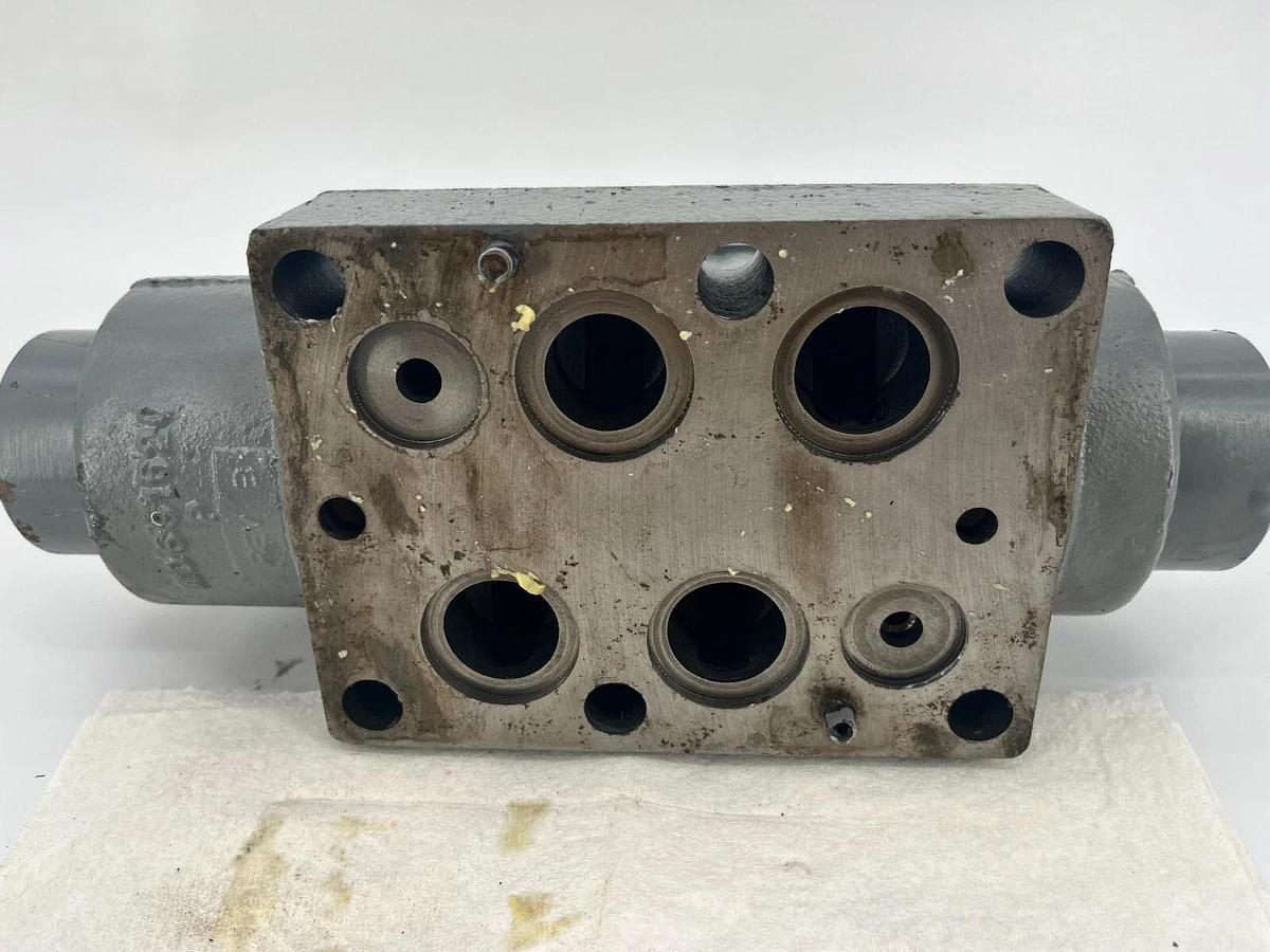 New Parker Hannifin D63W8C1Y Hydraulic Directional Control Valve 110V