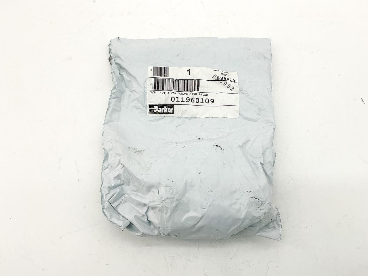 New Parker 011960109 3/8" 3-Way Control Valve With Lever - Sealed