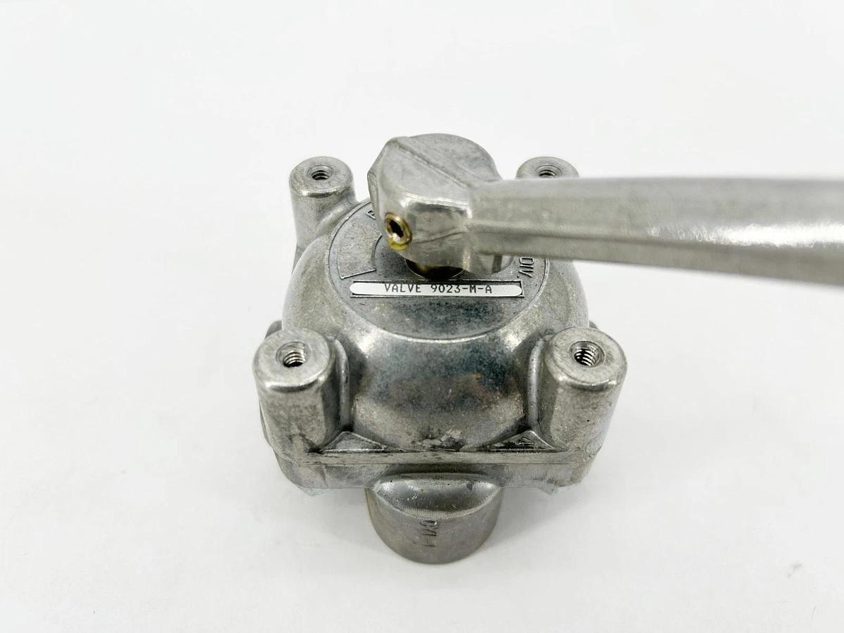 New Barksdale 9023-M-A Pneumatic Directional Control Valve 1/2" - No Box