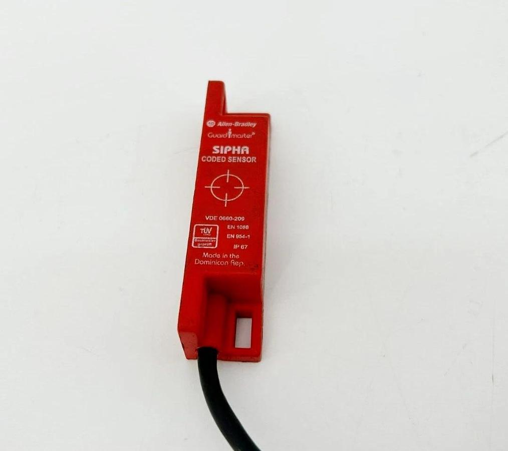 Used Allen Bradley 440N-S32023 Ser. B Non-Contact Safety Switch - 32ft. Cable