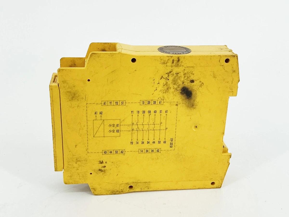 Used Sick UE10-4XT3D2 Safety Extension Relay 1.5W 2.7VA2 24V