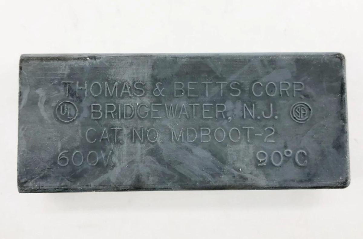 Box of 6 New Thomas & Betts MDBOOT-2 Insulators for Color-Keyed (R) Disconnects