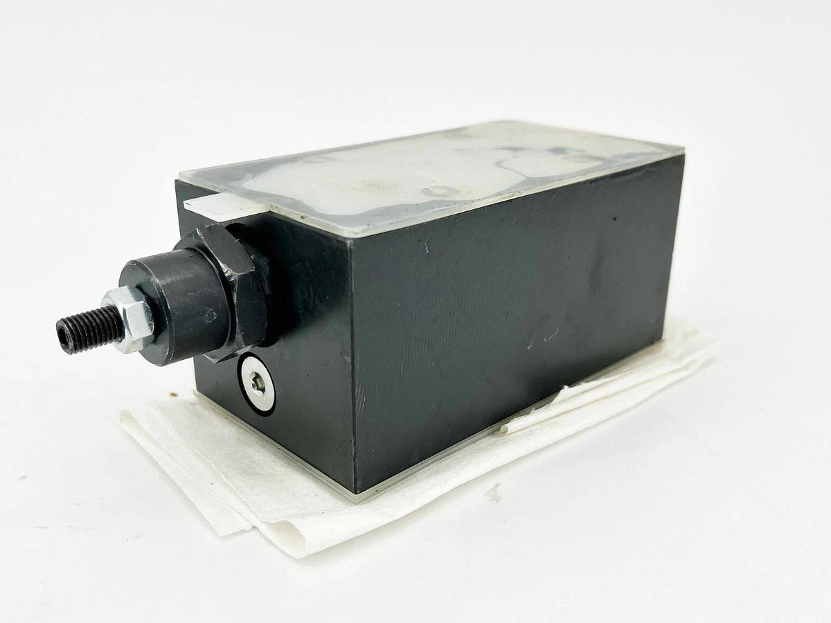 New Eaton Vickers DGMC2-5-AB-FW-BA-BW-30 Flow Control Valve 02-126311 - No Box