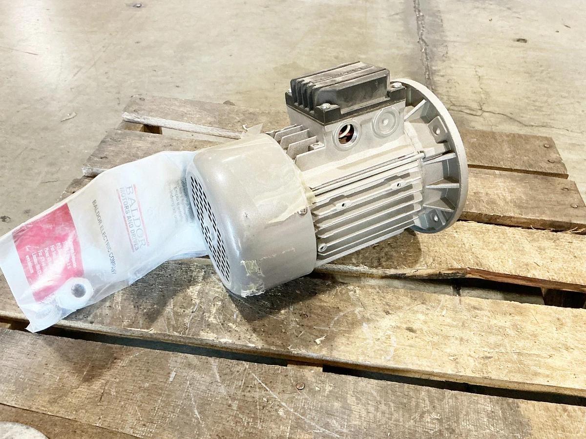 New Baldor MVM5300D-5 Electric Motor 575V 3440RPM 60Hz Type SMX71A2 - No Box
