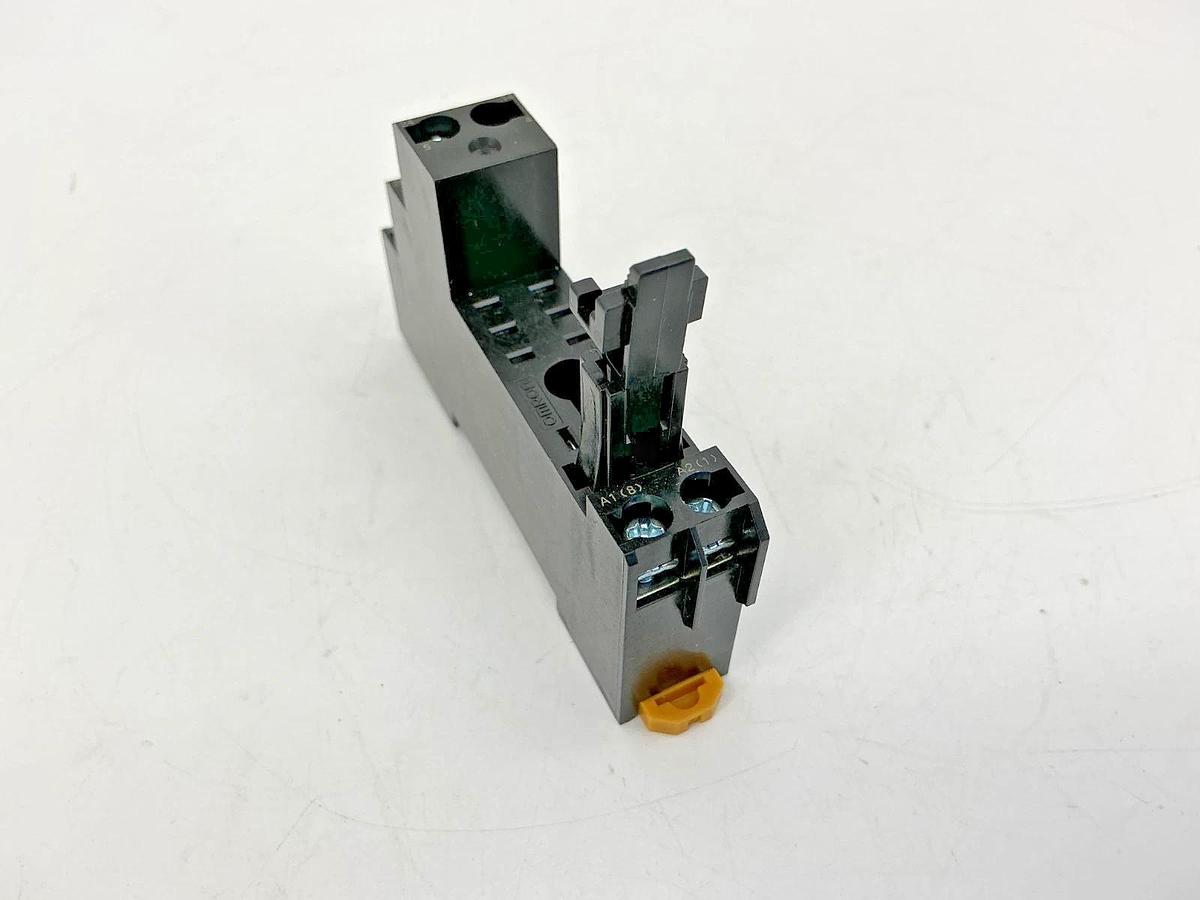 Lot of 2 New Omron P2RFZ-08-E Relay Socket 8-Pin 2-Pole 6A 250VAC P2RFZ08E