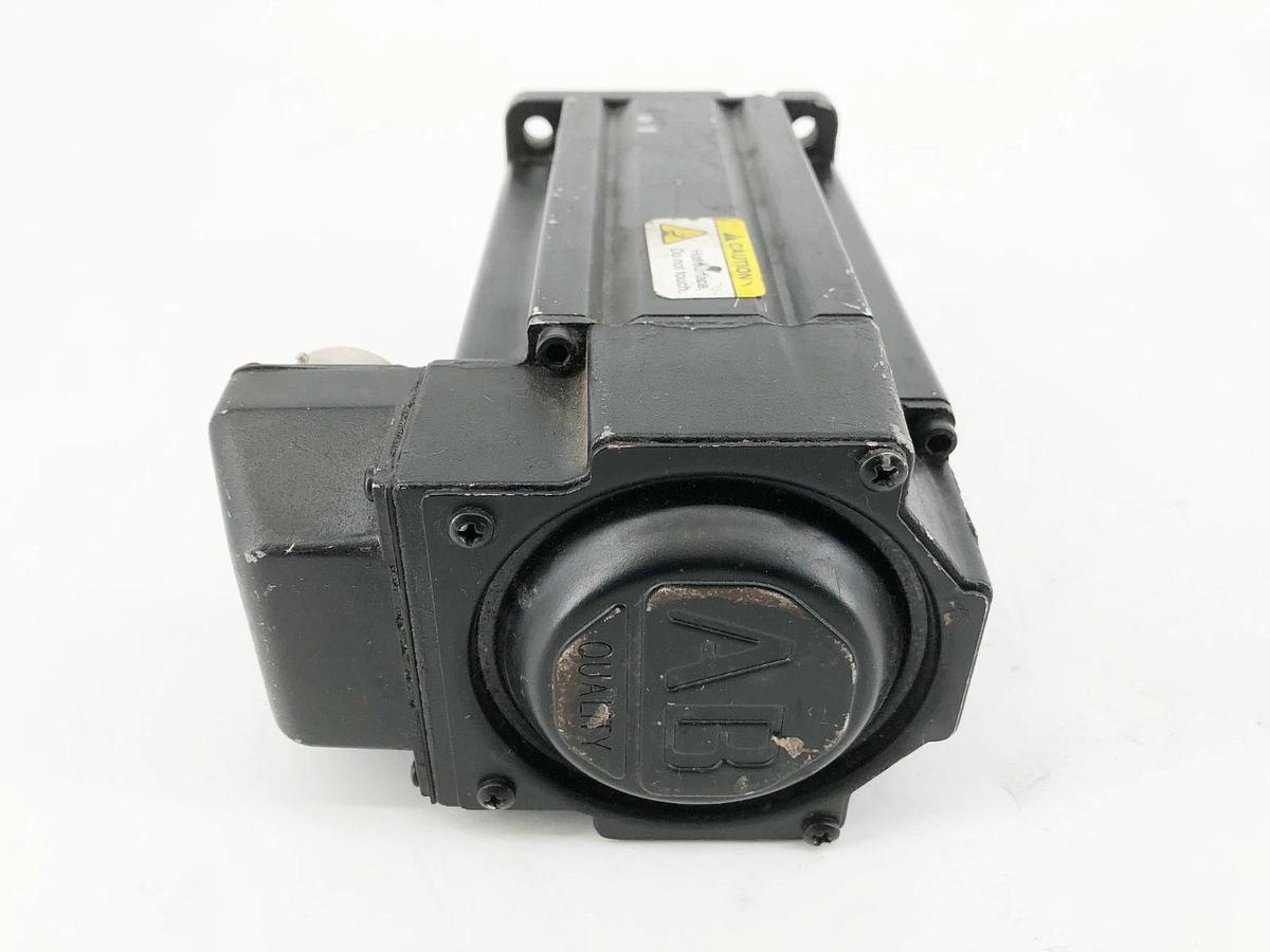 Used Allen Bradley MPL-B330P-MK22AA Ser. A Servo Motor 460V 3PH 5000rpm 7033-05-4201