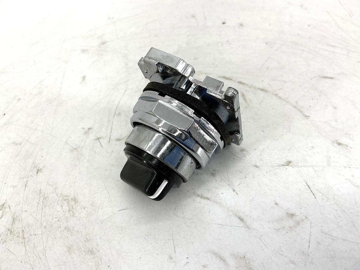 New Cutler-Hammer 10250T1333 Ser A3 Selector Switch 3-Position Spring Return
