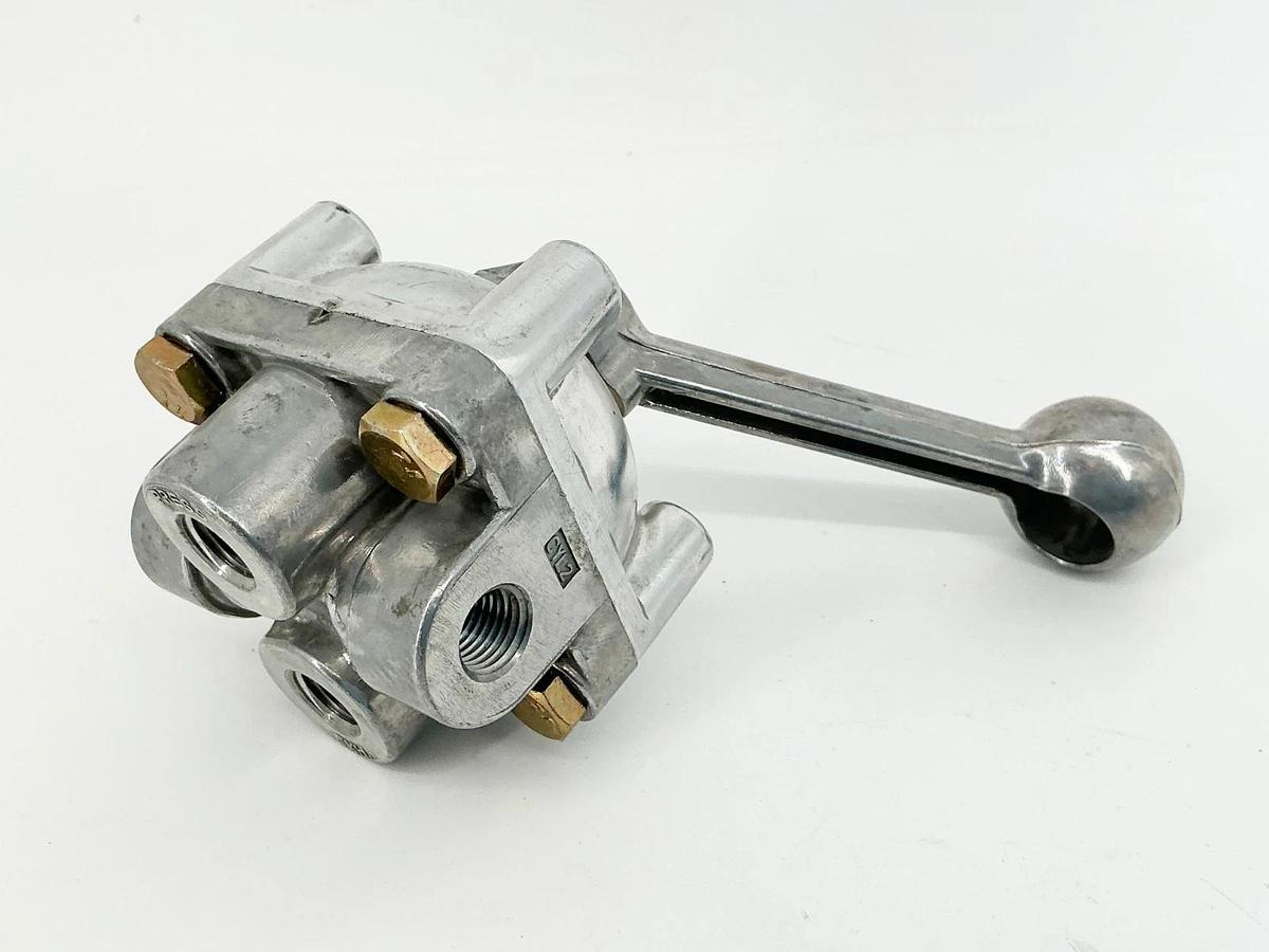 New Barksdale Controls 9001-M-Z13 Directional Control Valve 3 Position - No Box