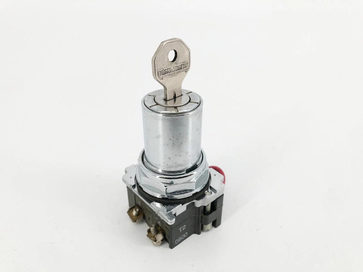 New Cutler Hammer 10250T/9100T Keyed Selector Switch 3-Pos. Maintained - No Box