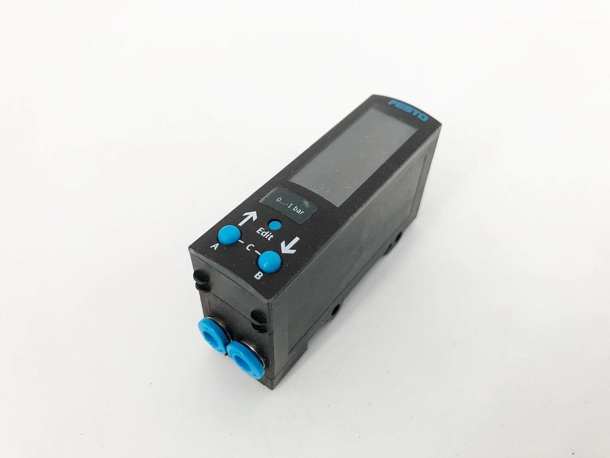New Festo SDE3-V1D-B-WQ4-2P-M8 Pressure Sensor 24VDC 568664