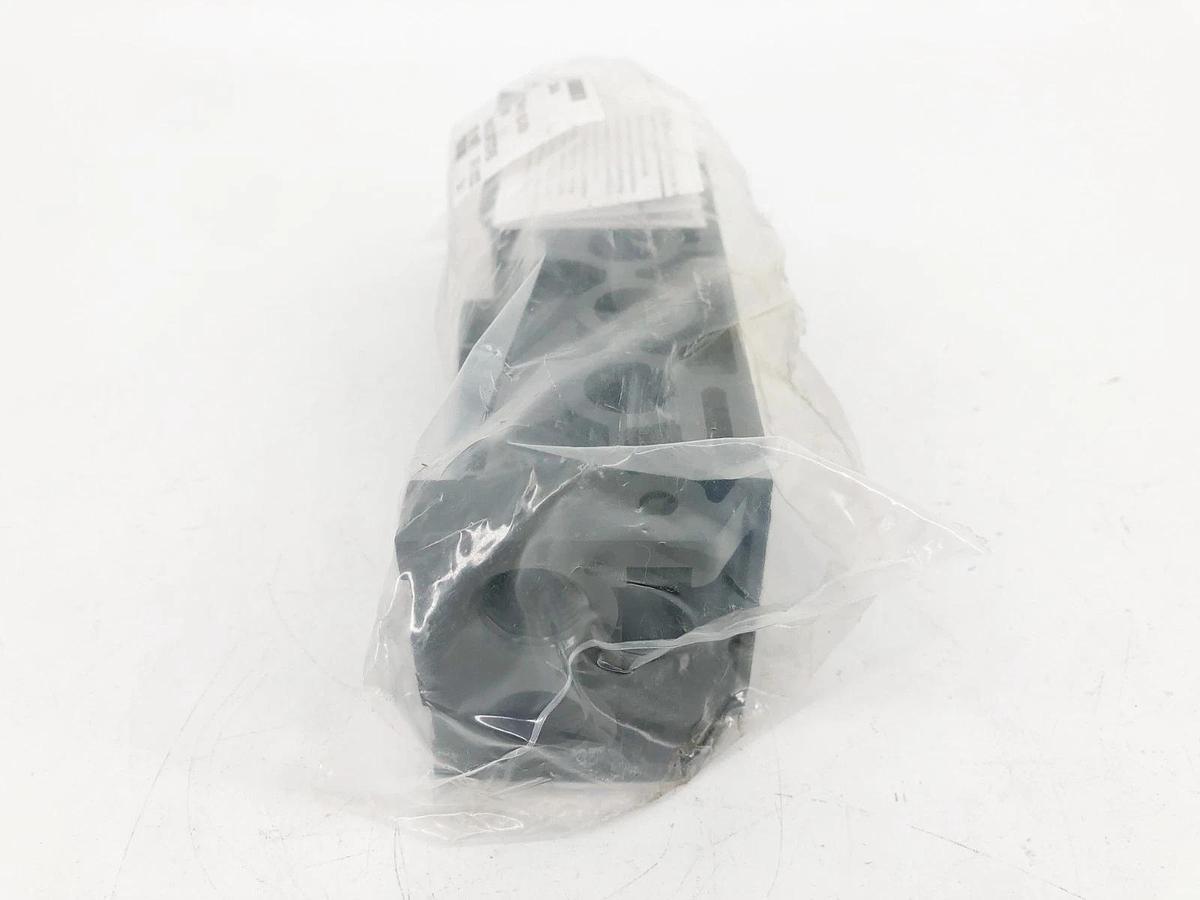 New Numatics 239-648 Manifold Block 1/2" NPT S/B Plug-In Ports