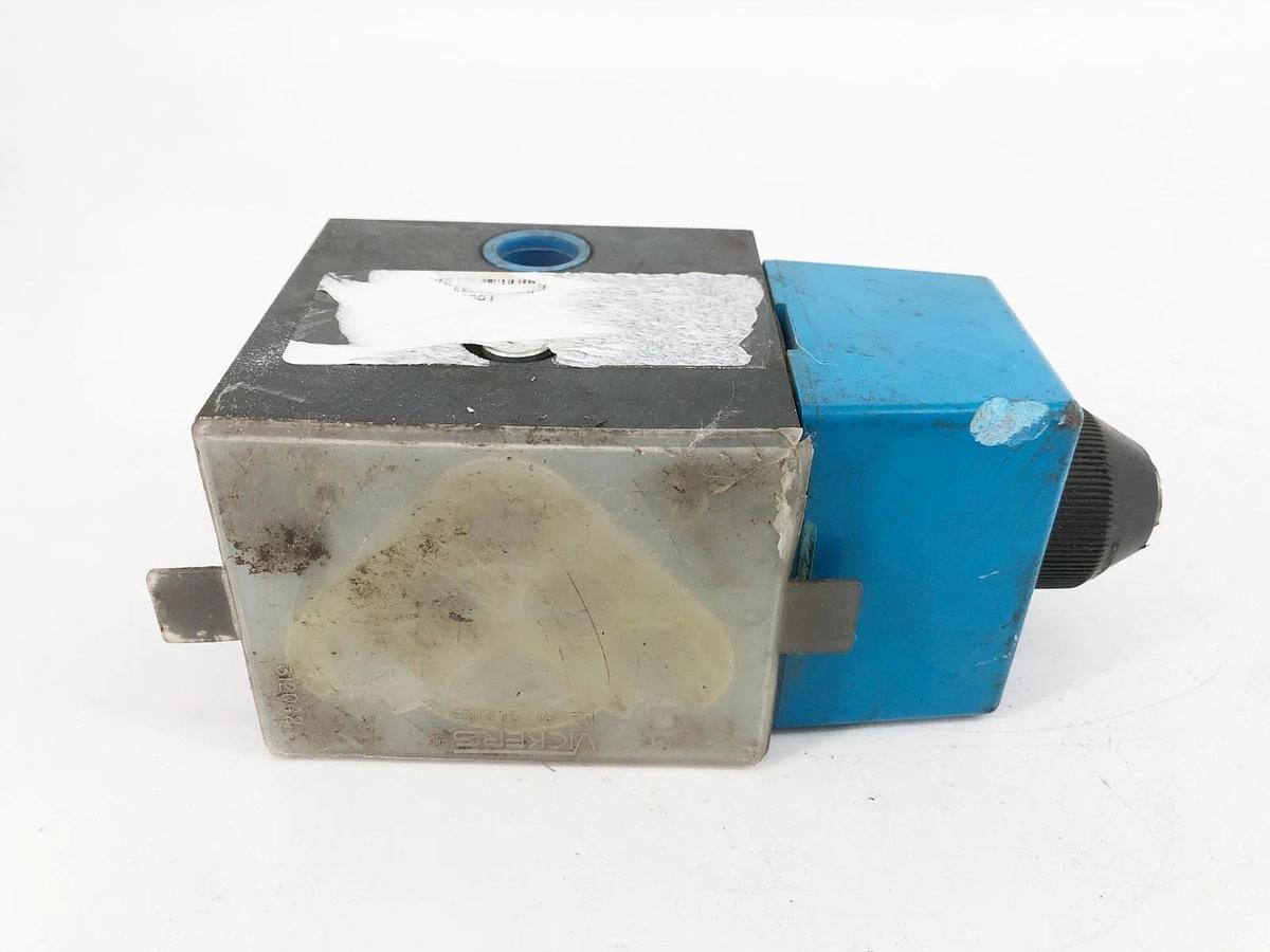 New Vickers DG4S4-016B-B-60 Directional Control Valve 110/120VAC 879158 - No Box