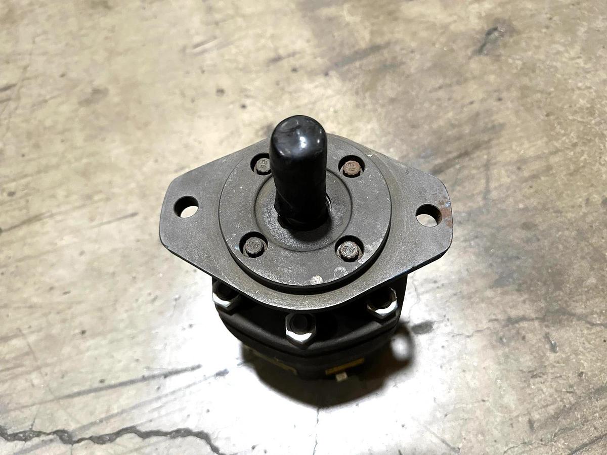 New Parker M2B50816S20NB High Speed Hydraulic Motor 1700 PSI 0.875" OD - No Box