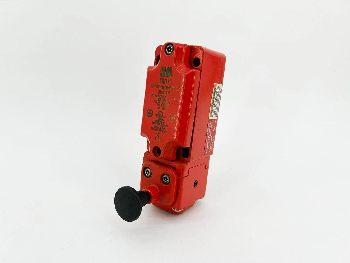 Used Omron Sti T4011-L021SN Safety Interlock Switch, 2NC/2NO 1/2NPT, 44533-1110