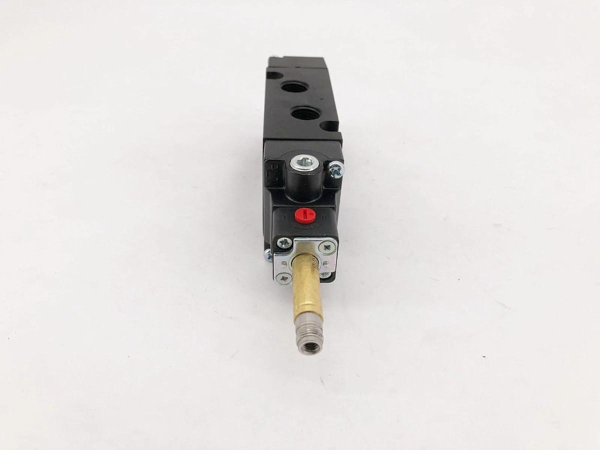 New Parker B511ACB49C Solenoid Valve 1/4" 145psi 24VDC Missing Coil - No Box